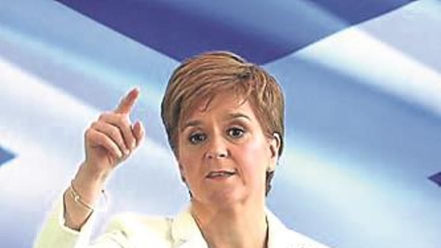 Sturgeon aprieta por otro referéndum en Escocia este mismo año