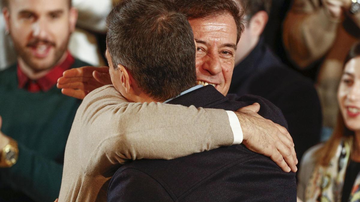 El candidato socialista a la Xunta, José Ramón Gómez Besteiro, abraza a Pedro Sánchez el pasado sábado en Lugo.