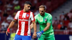 El portero esloveno del Atlético de Madrid Jan Oblak (d) y su compañero uruguayo Luis Suárez durante el partido de la segunda jornada de LaLiga que Atlético de Madrid y Elche CF juegan hoy domingo en el Wanda Metropolitano . EFE / Juan Carlos Hidalgo