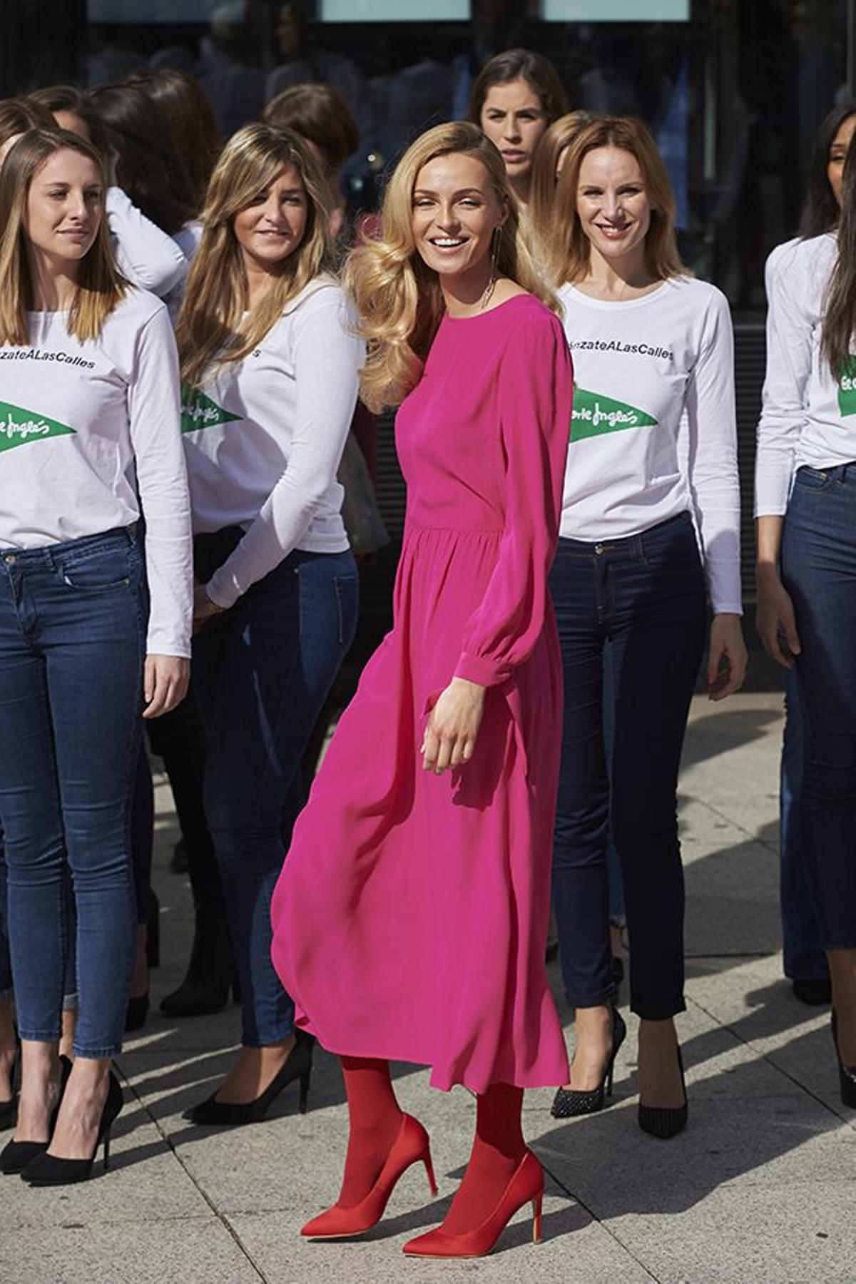 Valentina Zelyaeva muy sonriente durante el evento