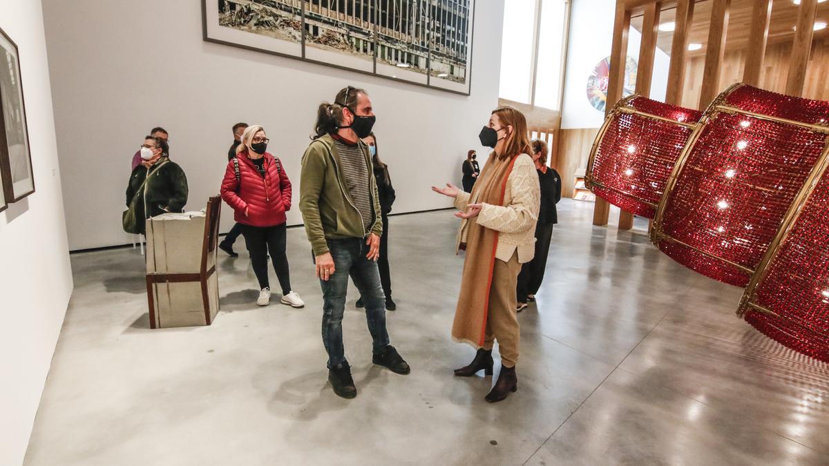 Un grupo de visitantes recorre acompañados de una guía las instalaciones del nuevo Museo de Arte Contemporáneo Helga de Alvear.