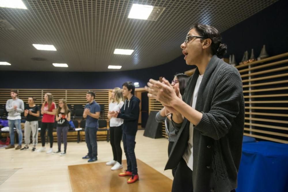 Sesión de expresión corporal en los ensayos del Joven Coro de la Fundación Princesa de Asturias