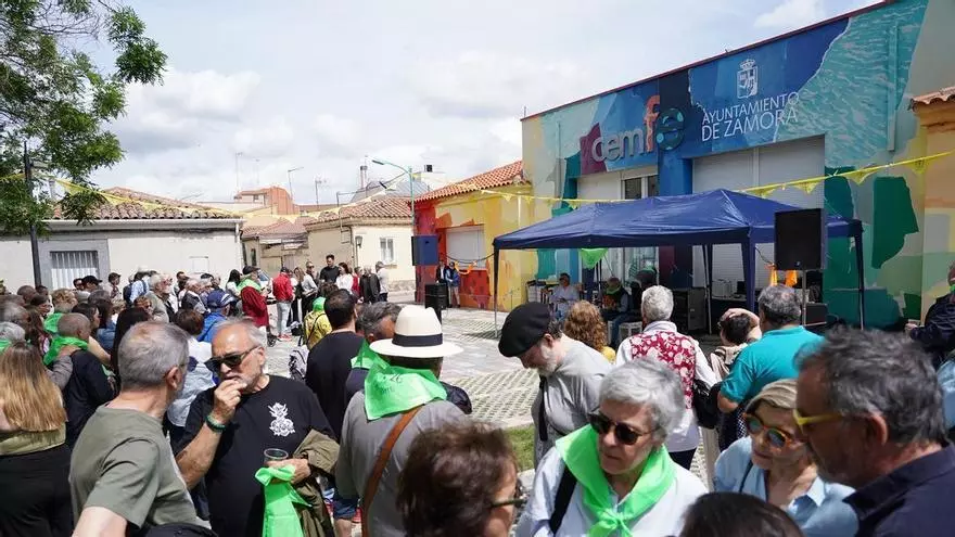 Buen ambiente, comida y música en el Vermú comunitario en las fiestas de San José Obrero