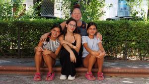 Raquel junto a tres de sus hijas
