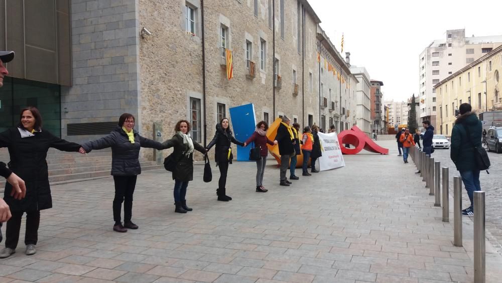 Els treballadors de la Generalitat a Girona es concentren i encerclen l''edifici en contra el 155 i els empresonaments