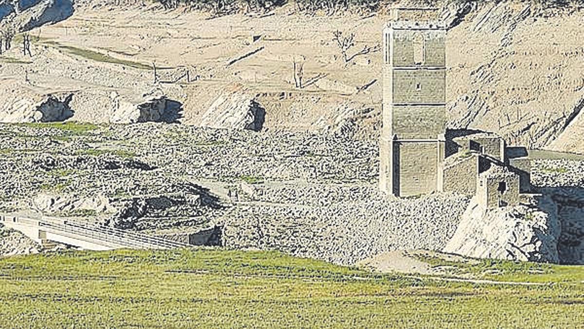 La iglesia de Mediano, al descubierto por la sequía.