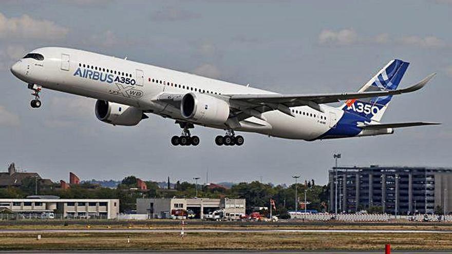 Un Airbuss A350, a la seu del constructor d&#039;aeronaus, a Colomièrs, a prop de Tolosa