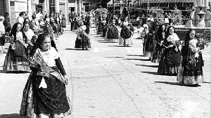 Las reinas mayor e infantil, junto a sus cortes y damas, llevaron flores a la virgen.