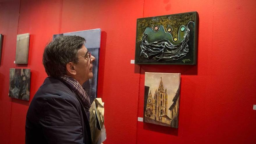 Roberto Sánchez Ramos, &quot;Rivi&quot;, observa un cuadro de una de las muestras pictóricas organizadas en la plaza de Trascorrales.