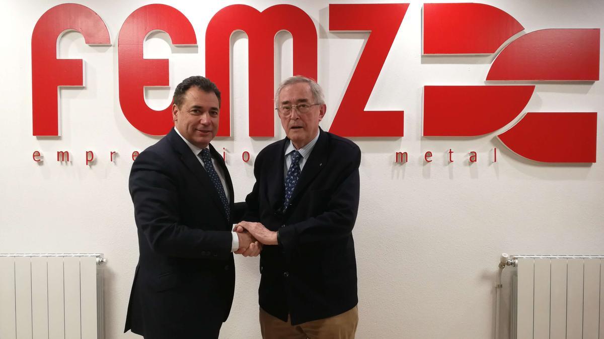 Javier Ferrer, a la derecha, estrecha la mano de Benito Tesier, quien salvo sorpresa le relevará en la presidencia de la FEMZ.