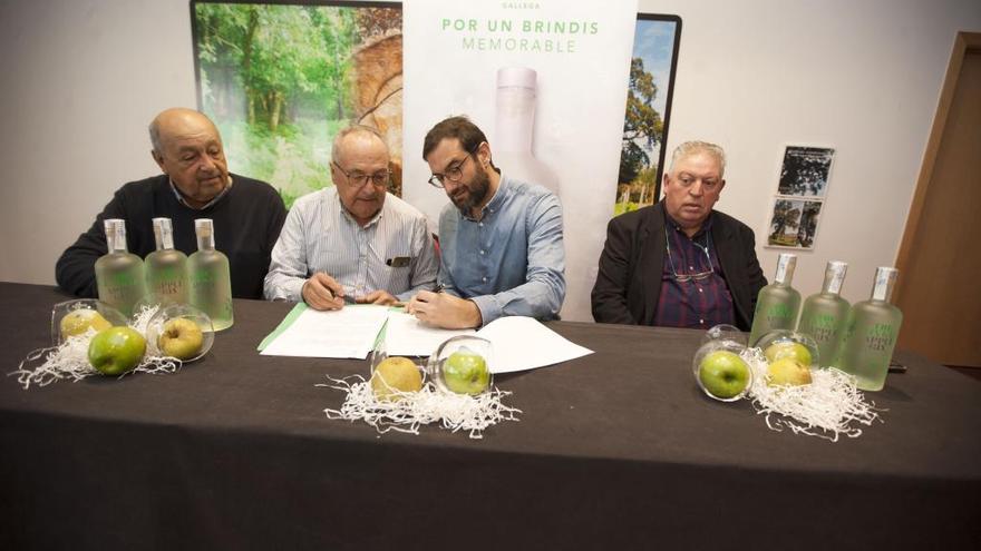 Firma del acuerdo por el que Destilerías Miño incorpora manzana estradense como producto de origen a The Tinkle. // Bernabé / Cris M.V.