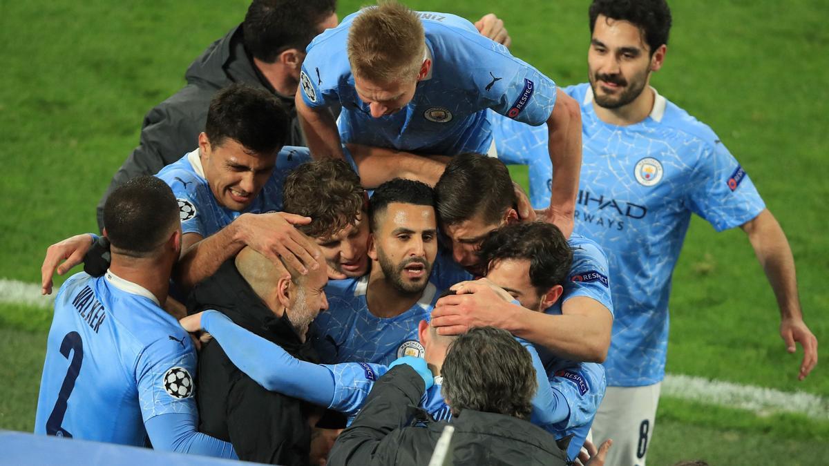 Los jugadores del City festejan con Guardiola el definitivo tanto de Foden que supuso el 1-2.