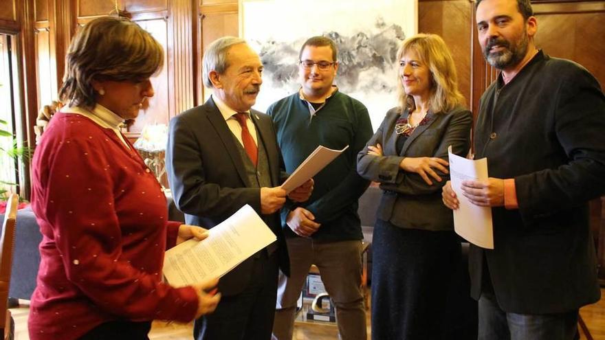 Por la izquierda, Ana Rivas, Wenceslao López, Diego Valiño, Marisa Ponga y Ricardo Fernández, ayer, en el Ayuntamiento.