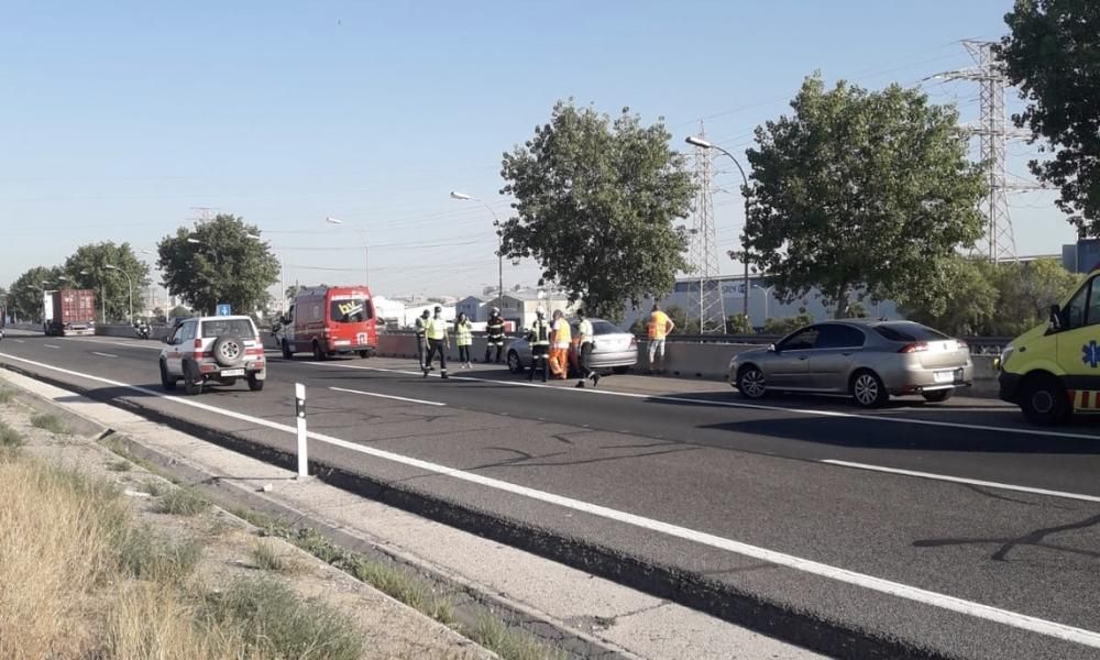 Cae al río Túria tras chocar contra un camión en la V-30