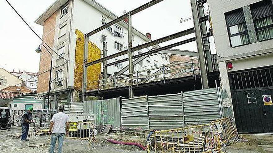 Fachada del edificio objeto del recurso, en la calle Pablo Iglesias, durante las obras de peatonalización de la zona.