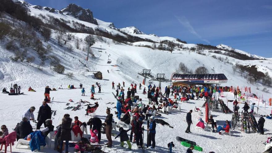 Esquiadores en la estación de Fuentes de Invierno.