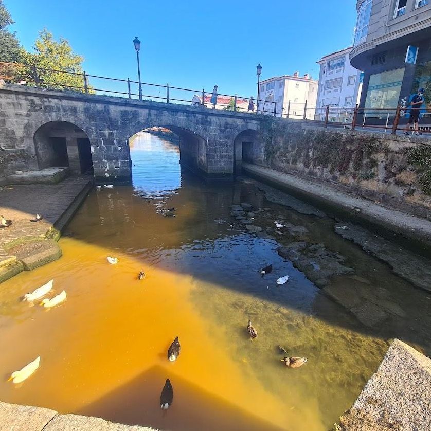 El vertido, de color marrón, tiñó las aguas del río Con.