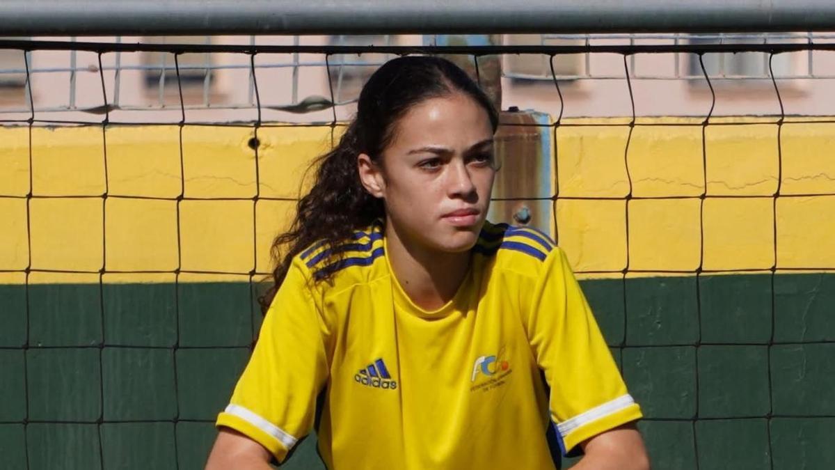 Carolina Ferrera defendiendo la camiseta de la selección canaria