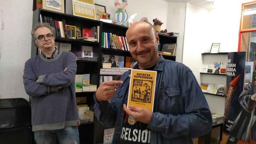 L&#039;autor, mostrant el nou llibre, amb Sebastià Roig