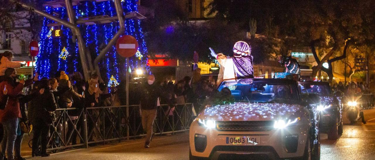 Paseo de los Reyes Magos por las calles de Vila en coches descapotables el pasado mes de enero. | VICENT MARÍ