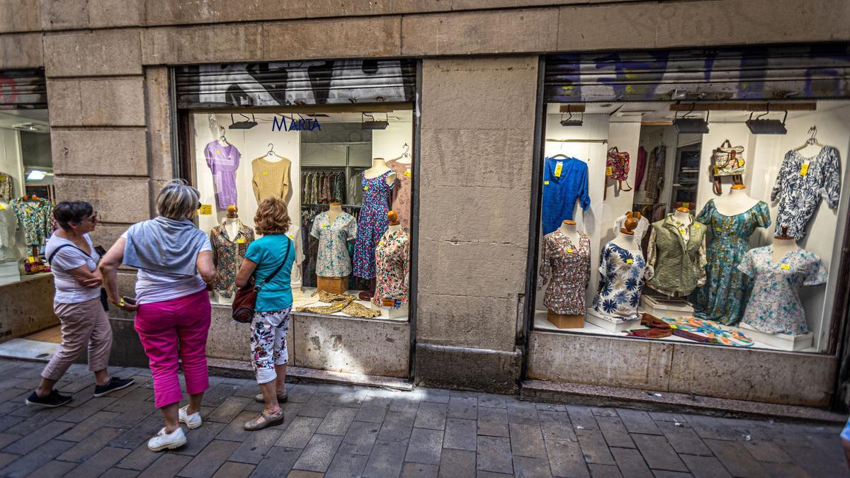 La apertura de tiendas en Barcelona los domingos y festivos de verano tiene como principal objetivo atraer público turista