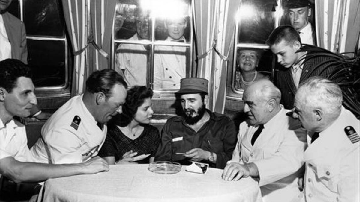 amor que perdura Marita Lorenz, en casa de su hermana en Baltimore (derecha), al lado de una foto junto a Fidel Castro. Arriba, con el líder cubano, a bordo del MS Berlin North German Lloyd, en 1959.