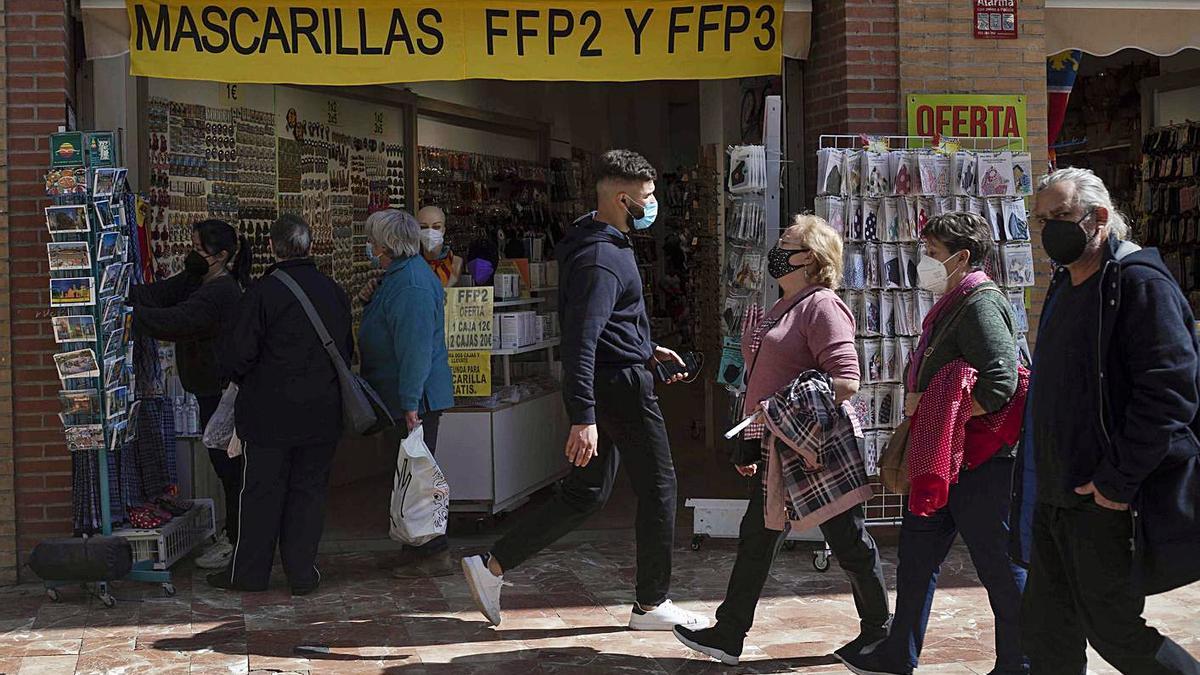 Ciudadanos, ayer, en València, ante una tienda que ofrece mascarillas. | JM LÓPEZ