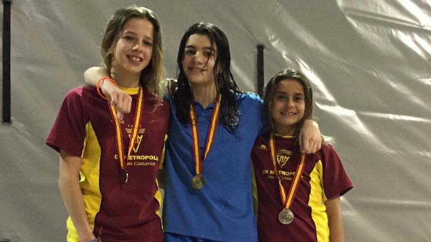 Enma Larcada y Carla Martínez junto a la campeona en el podio.