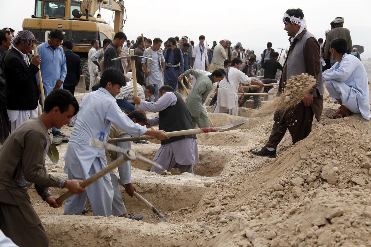 KAB01. Kabul (Afghanistan), 24/07/2016.- People dig graves for the burial of the victims a day after a suicide bomb attack in Kabul, Afghanistan, 24 July 2016. According to reports at least 80 people were killed and more than 550 injured when a bomb exploded a day before in Kabul, as thousands of people from Hazara minority were protesting the proposed route of the Turkmenistan, Uzbekistan, Tajikistan, Afghanistan and Pakistan (TUTAP) power line, calling on the government to re-route the line through Bamiyan province which has a majority of Hazara population. (Afganistán, Atentado, Tadjikistan) EFE/EPA/JAWAD JALALI