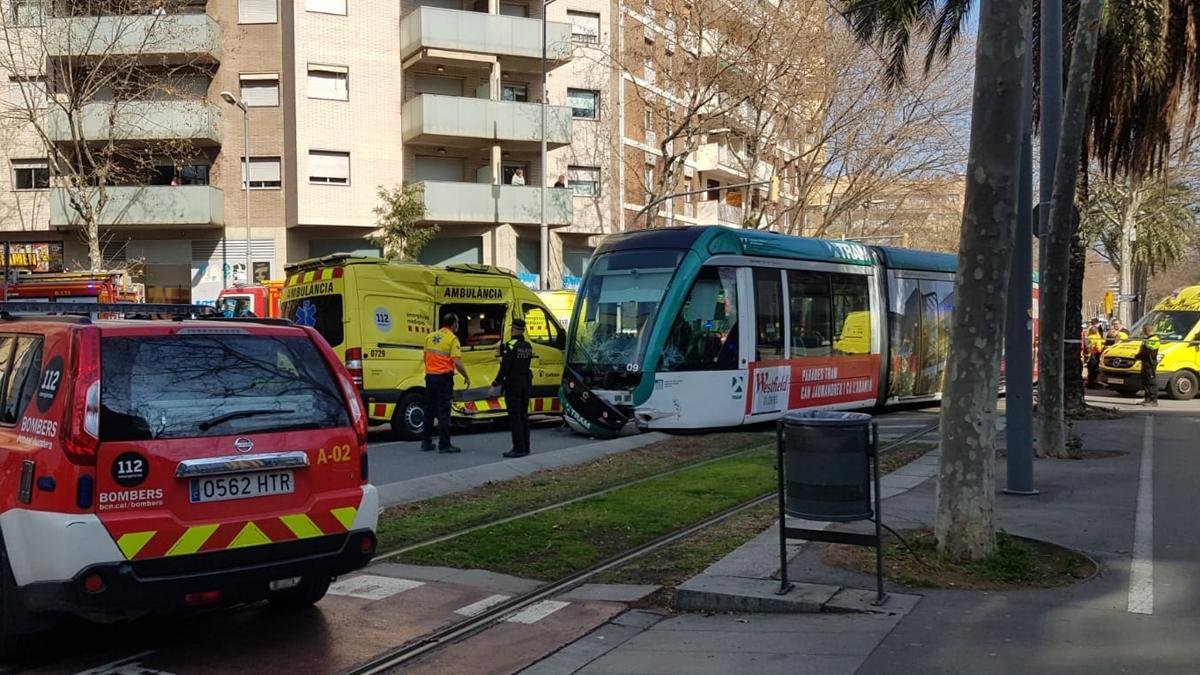 Un tranvía embiste a una ambulancia en la Diagonal de Barcelona, cerca de Glòries