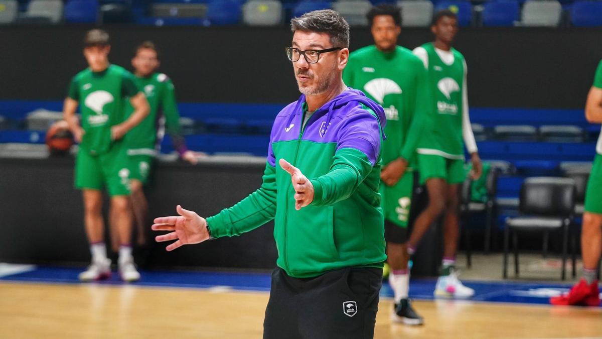 Fotis Katsikaris en uno de sus primeros entrenamientos con el Unicaja