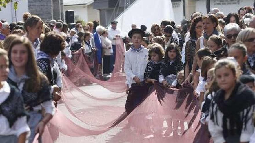 Vecinos con la red en la procesión del año pasado.