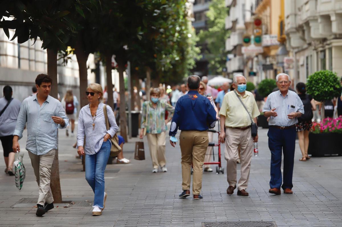 Ciudadanos pasean por la calle Cruz Conde en una imagen de archivo.
