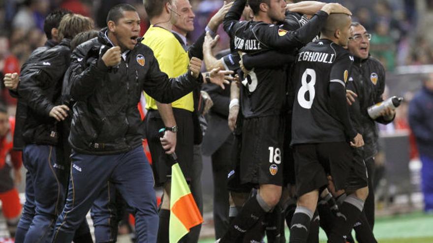 Los jugadores del Valencia celebran el gol de Jonas en el Calderón.