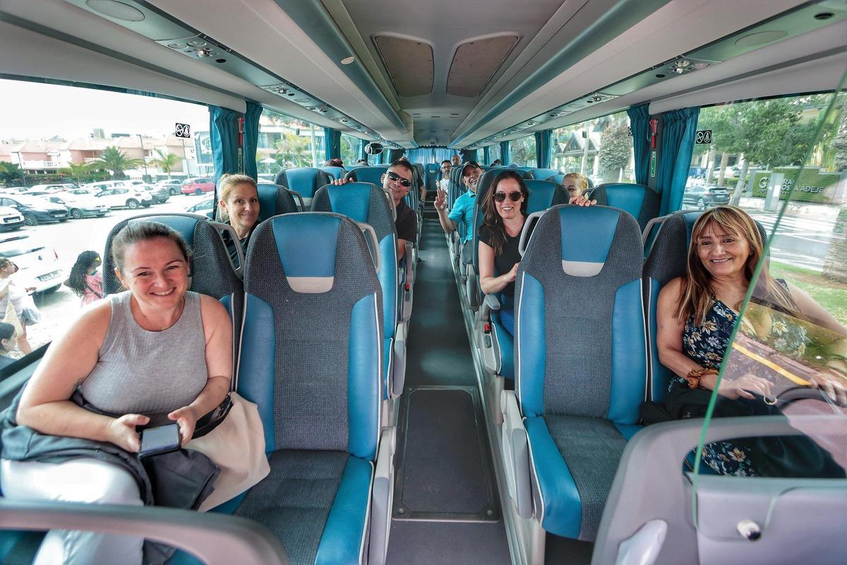 Trabajadoras del sector turístico en una de las guagua de su empresa.