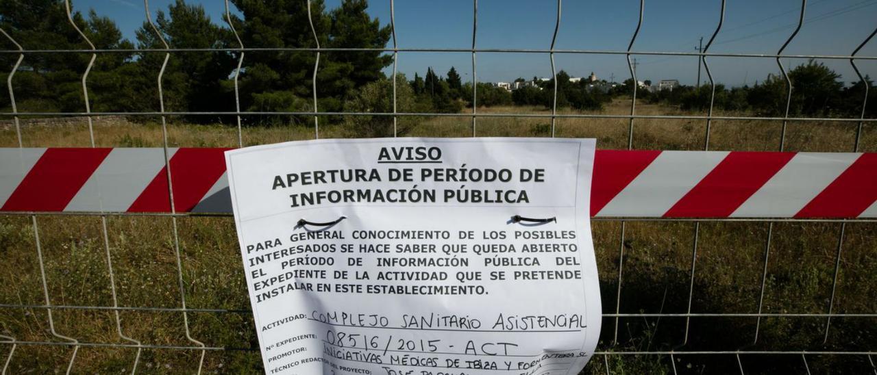Cartel informativo de la exposición pública en el terreno donde se proyecta el hospital. | VICENT MARÍ