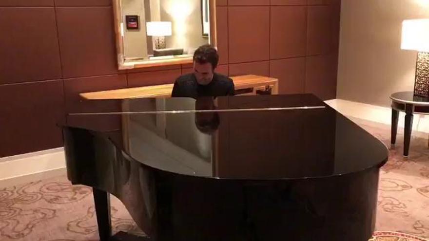 Mata deja boquiabiertos a sus compañeros tocando el piano