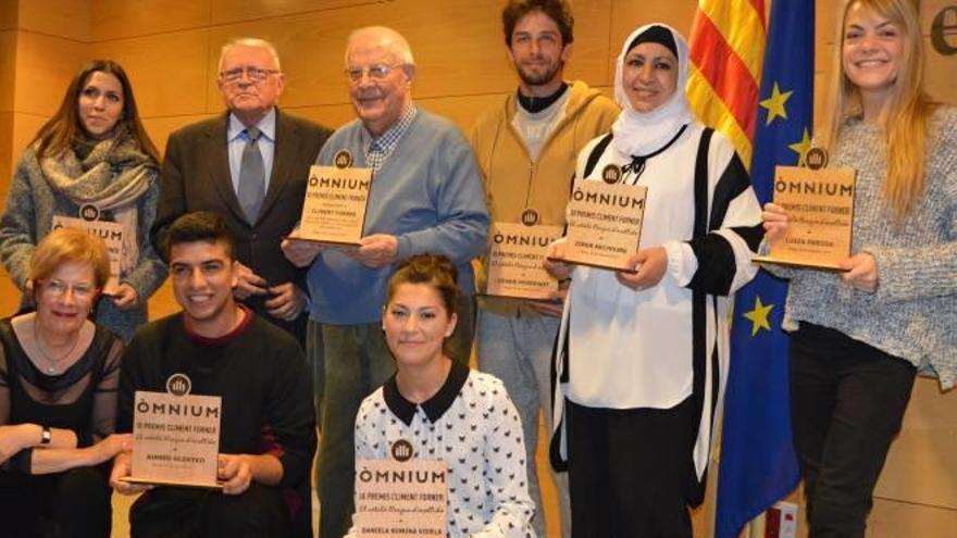 Els guardonats amb els premis que duen el nom de Climent Forner, amb ells a la foto, ahir