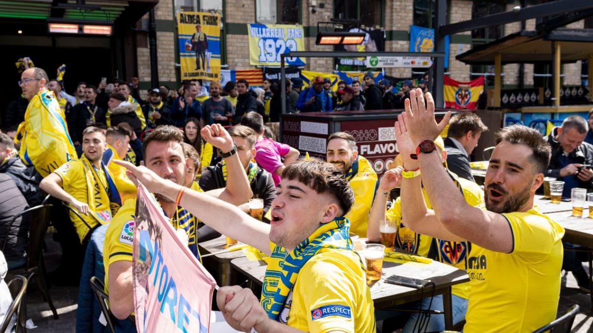 La afición del Villarreal tiñe de amarillo las calles de Liverpool