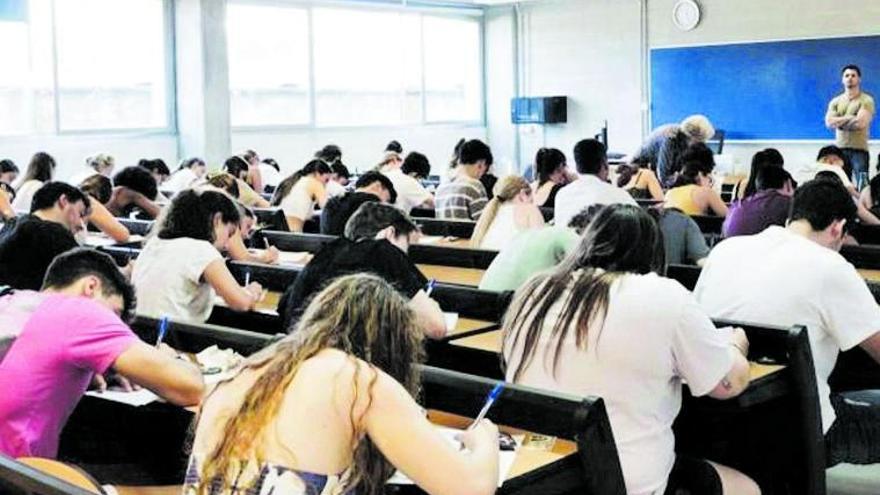 Una imagen de varios alumnos de Baleares realizando un examen