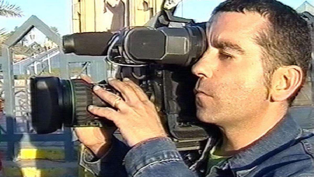 El reportero gallego José Couso con su cámara poco antes de morir en 2003.