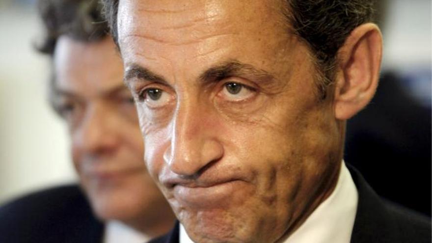 El presidente francés Nicolas Sarkozy (d), acompañado por el ministro a cargo de Transportes, Jean Louis Borloo (i), habla con la prensa sobre la situación del vuelo Air France AIF447, en el aeropuerto Charles De Gaulle en Roissy hoy lunes 1 de junio de 2009.