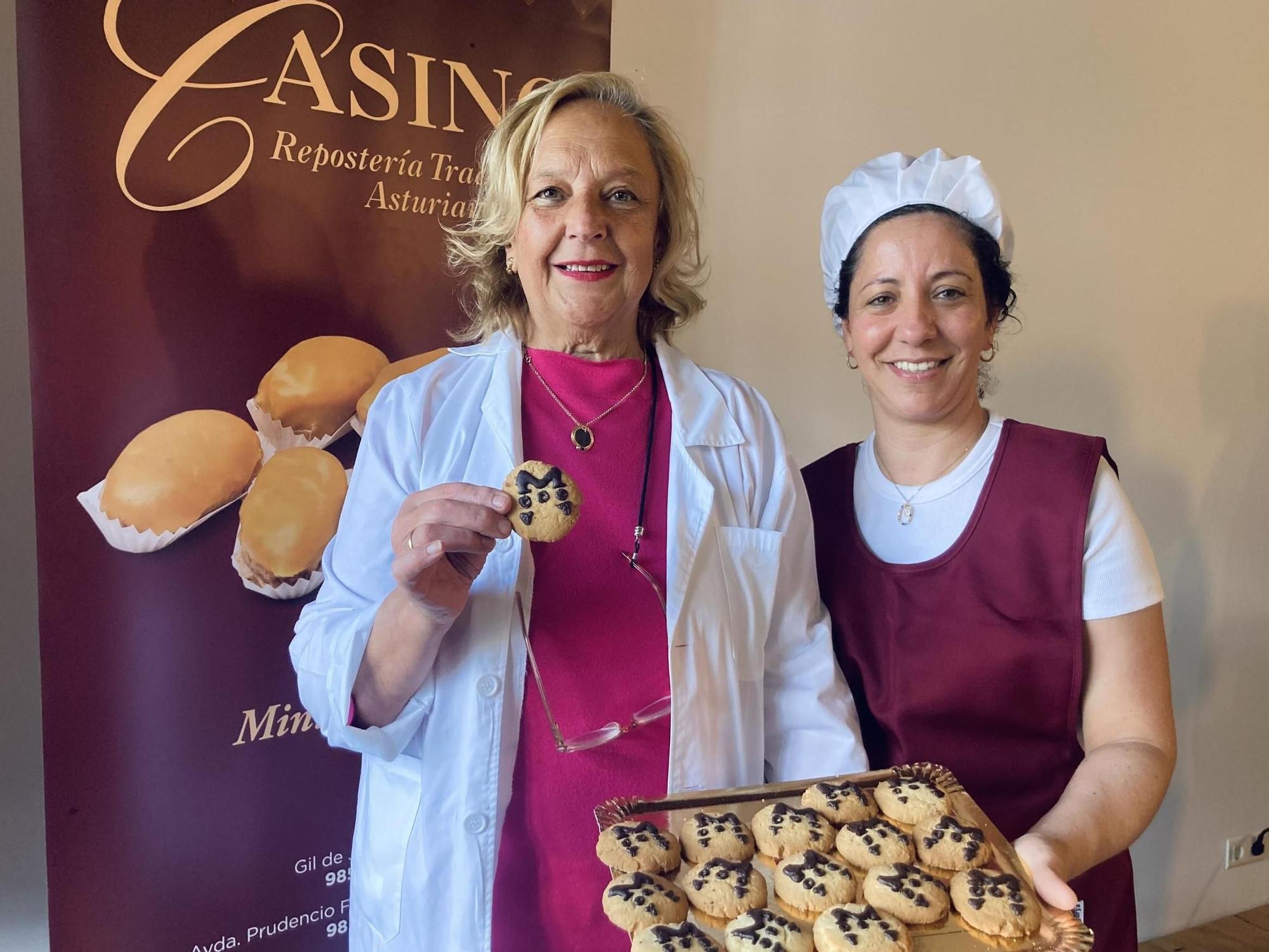 Ana Menéndez y Leticia Calzón, propietaria y trabajadora de la Confitería Casino, muestran los Suspiros Milenarios