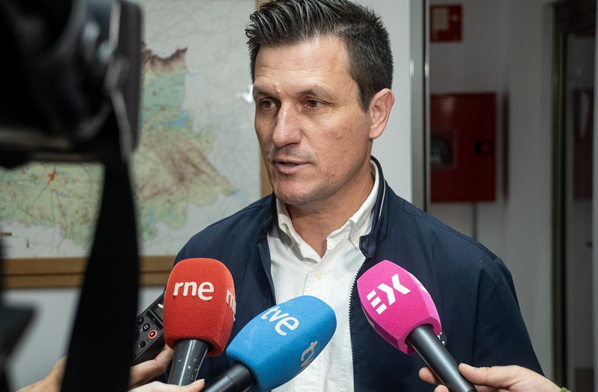 Luis Fernando García Nicolás atiende a los medios.