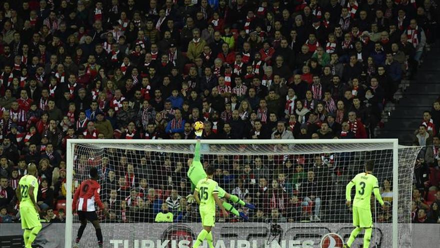 Ter Stegen aguanta al Barça para salvar un empate en Bilbao