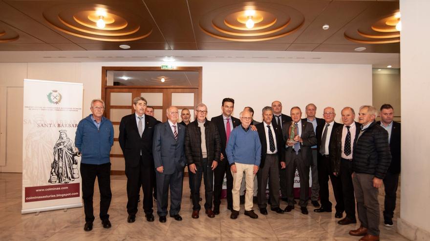 El colegio de Minas homenajea a una decena de sus integrantes más veteranos