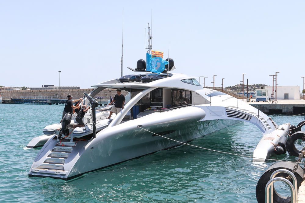 El trimarán Adastra atraca en el puerto de Ibiza.