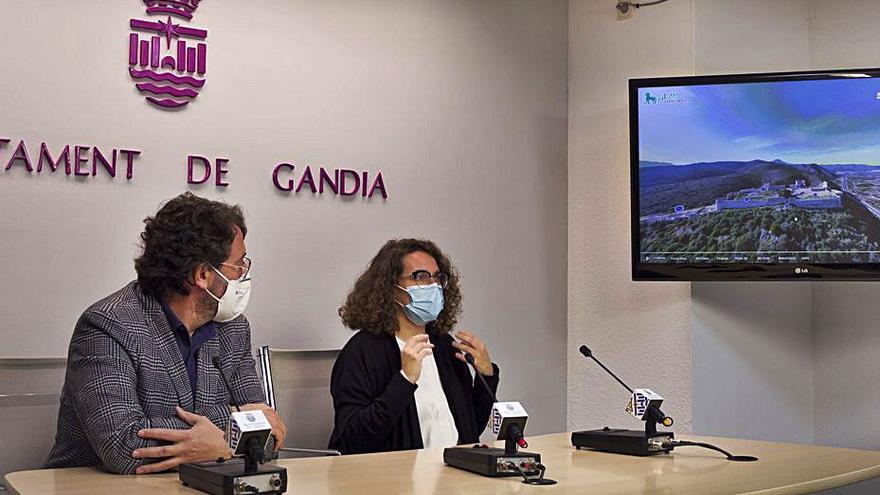 Mascarell e Izquierdo, ayer al presentar el proyecto. A la derecha, el paso de ronda del castillo.             | DANI MONLLOR