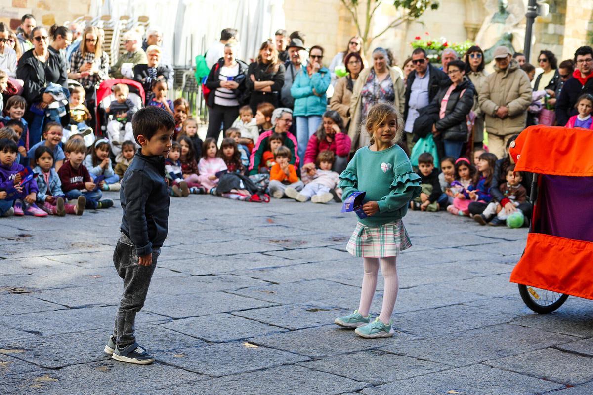 Zamora. Festival de títeres. Pumuki Circo Chisme. Plaza Mayor Zamora. Festival de títeres. Pumuki Circo Chisme. Plaza Mayor