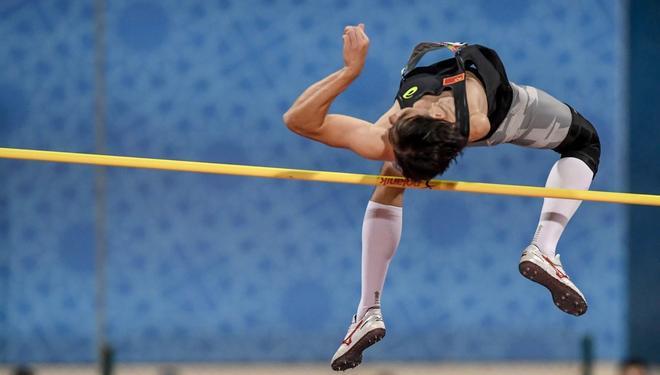 Hongjie Chen compite en la final masculina de salto de altura durante el Campeonato Mundial de Atletismo Para en Dubai.